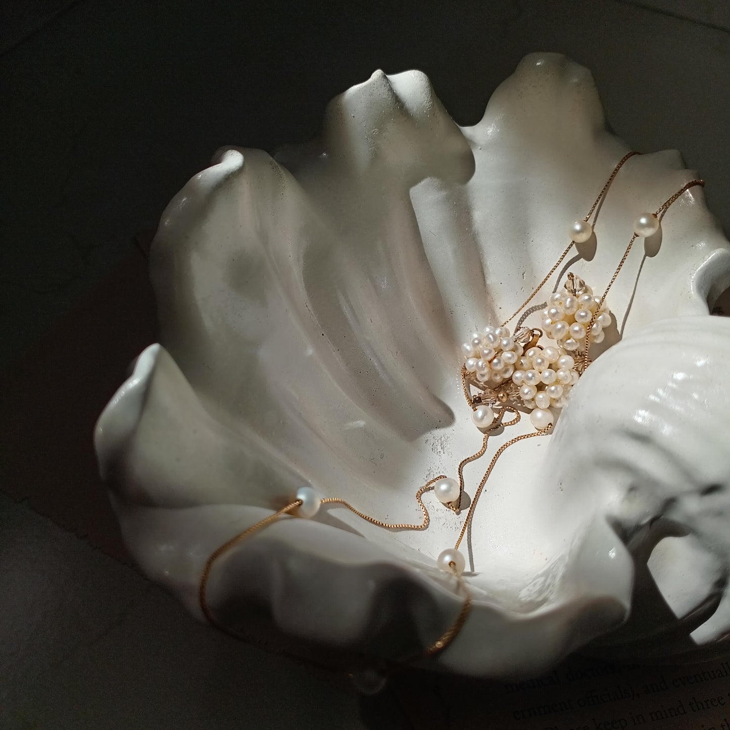 pieza de concreto inspirada en las caracolas de mar