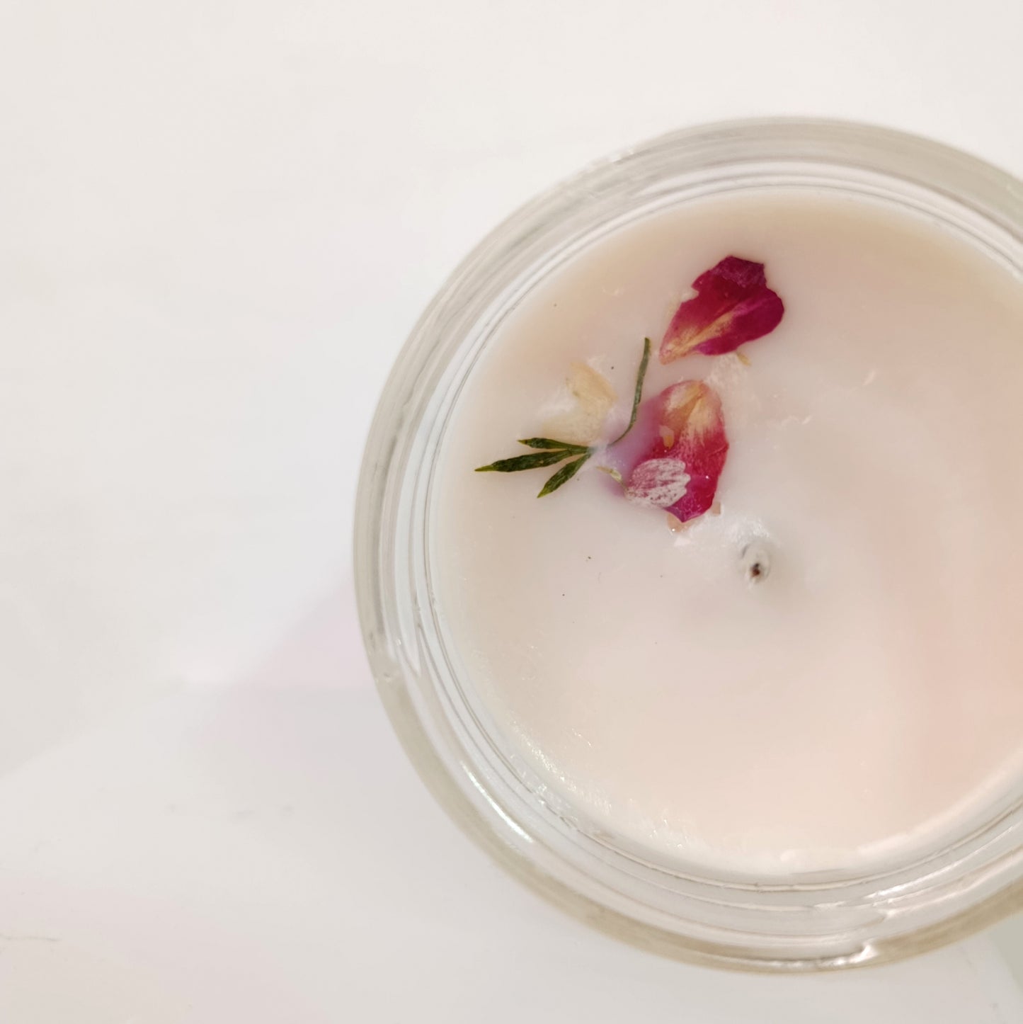 vela decorada con flores