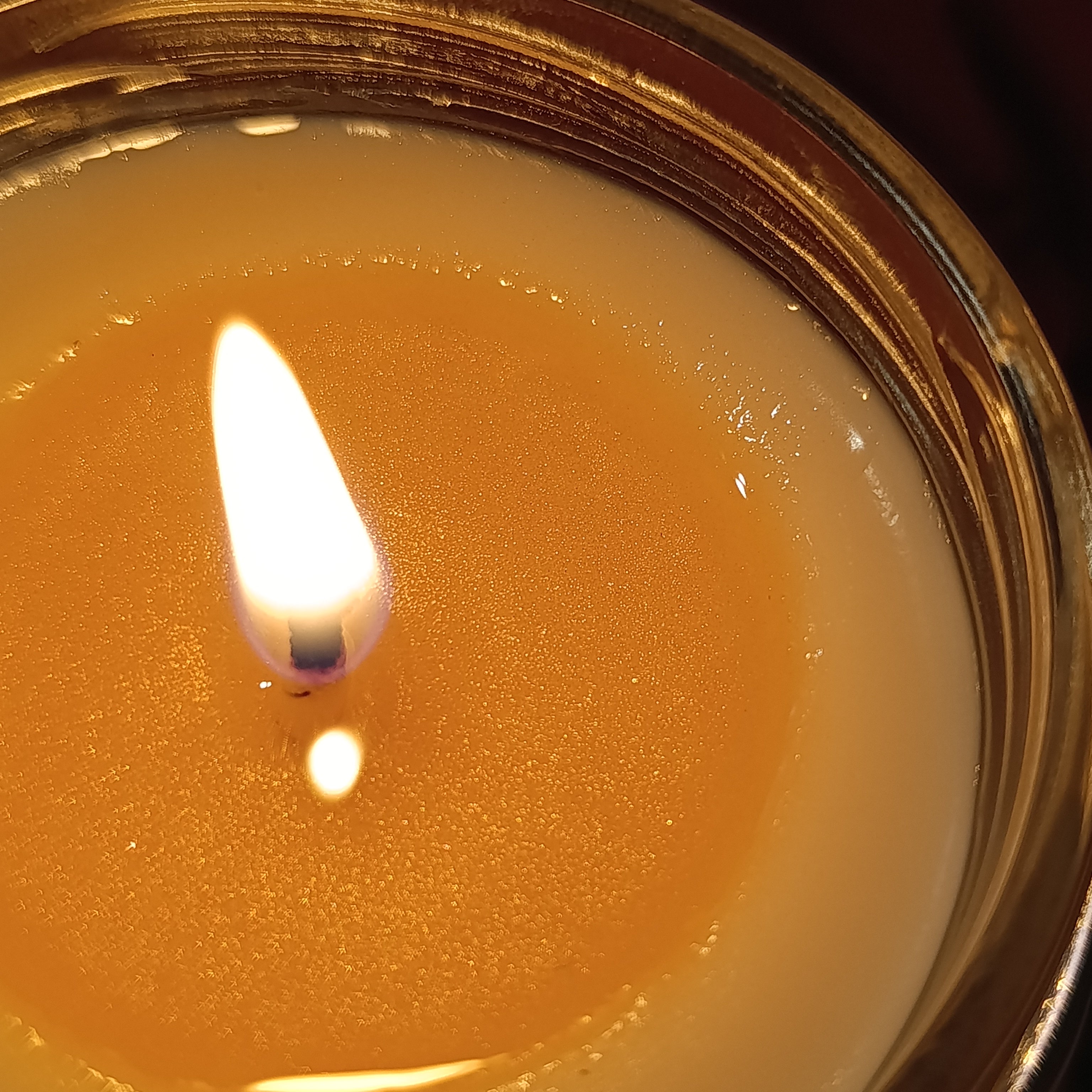 vela aromática y cera con destellos suaves