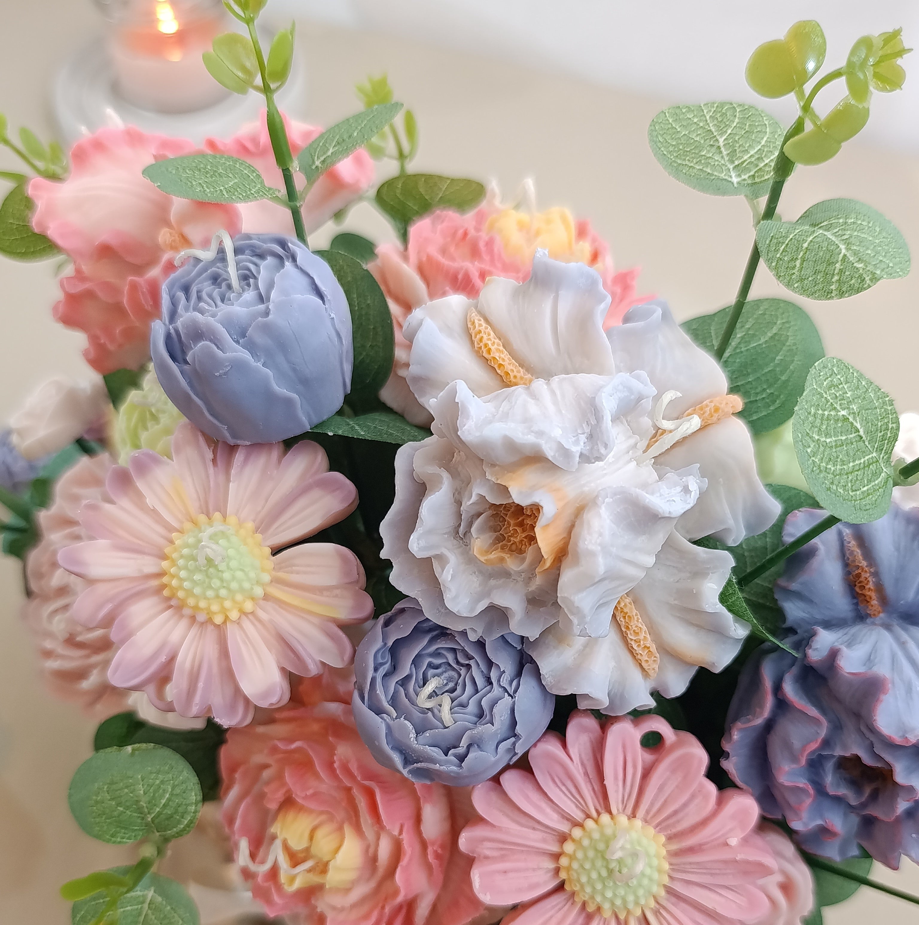 velas en forma de flores con estilo realista hechas a mano