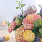 bouquet con velas aromáticas en forma de peonias y flores