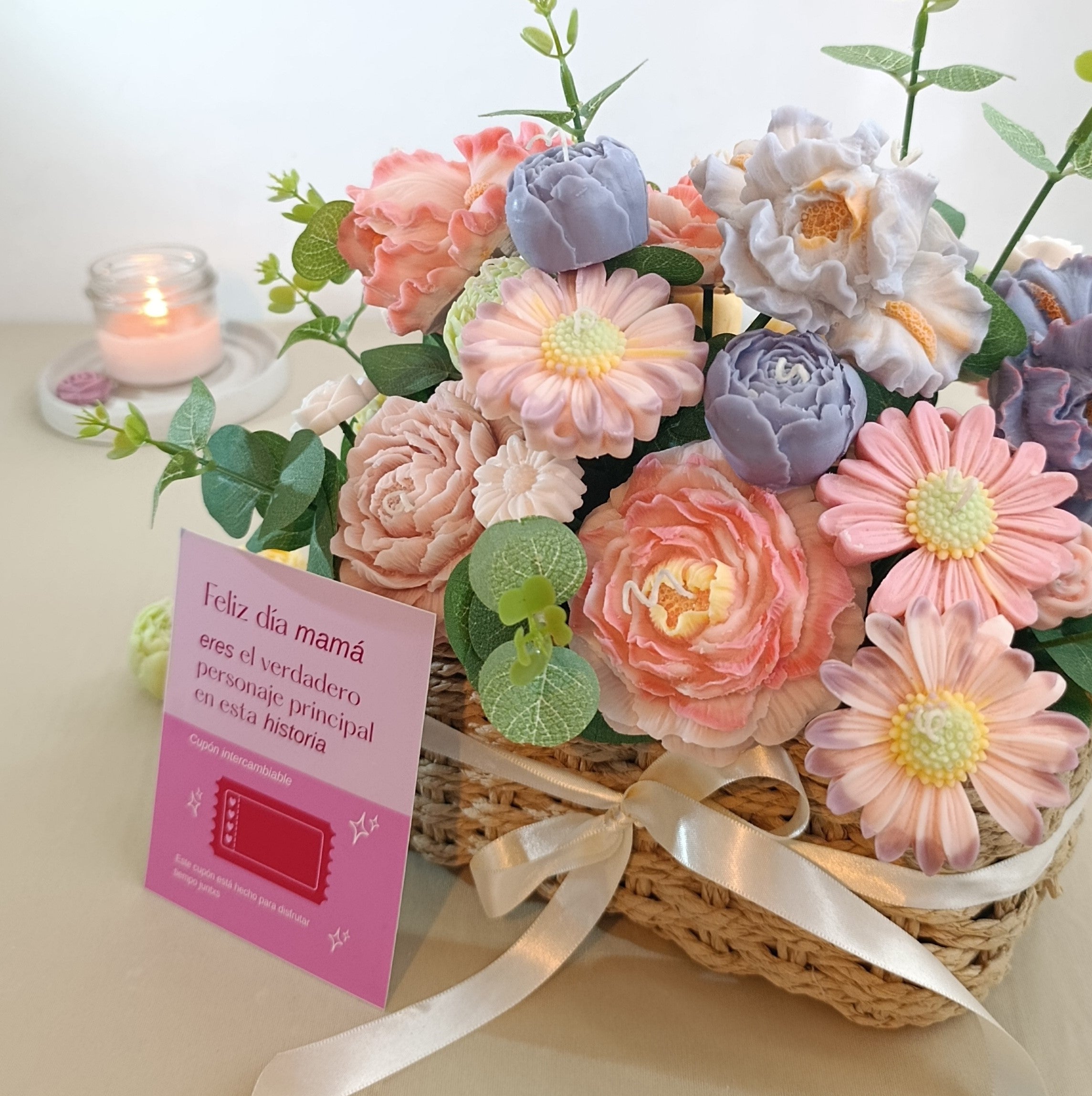 arreglo con velas florales en tonos pastel