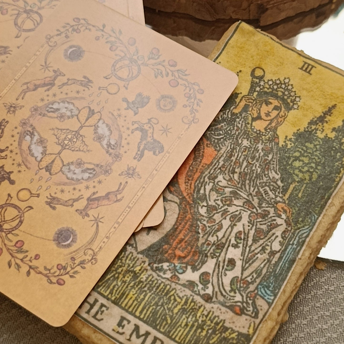 Taller de velas con galletas en forma de cartas de tarot