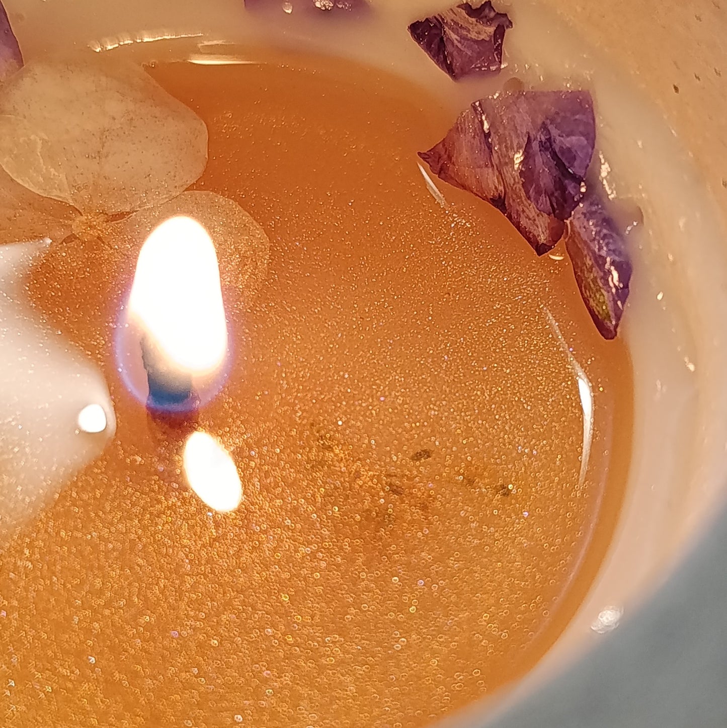 vela con destellos y flores