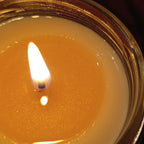 vela aromática y cera con destellos suaves