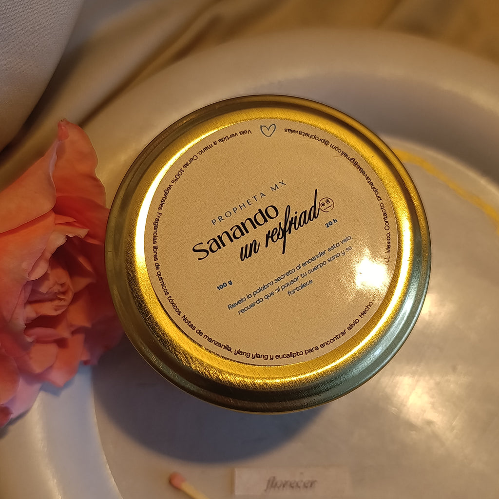 vela aromática con notas de manzanilla y eucalipto para ayudar con el resfriado