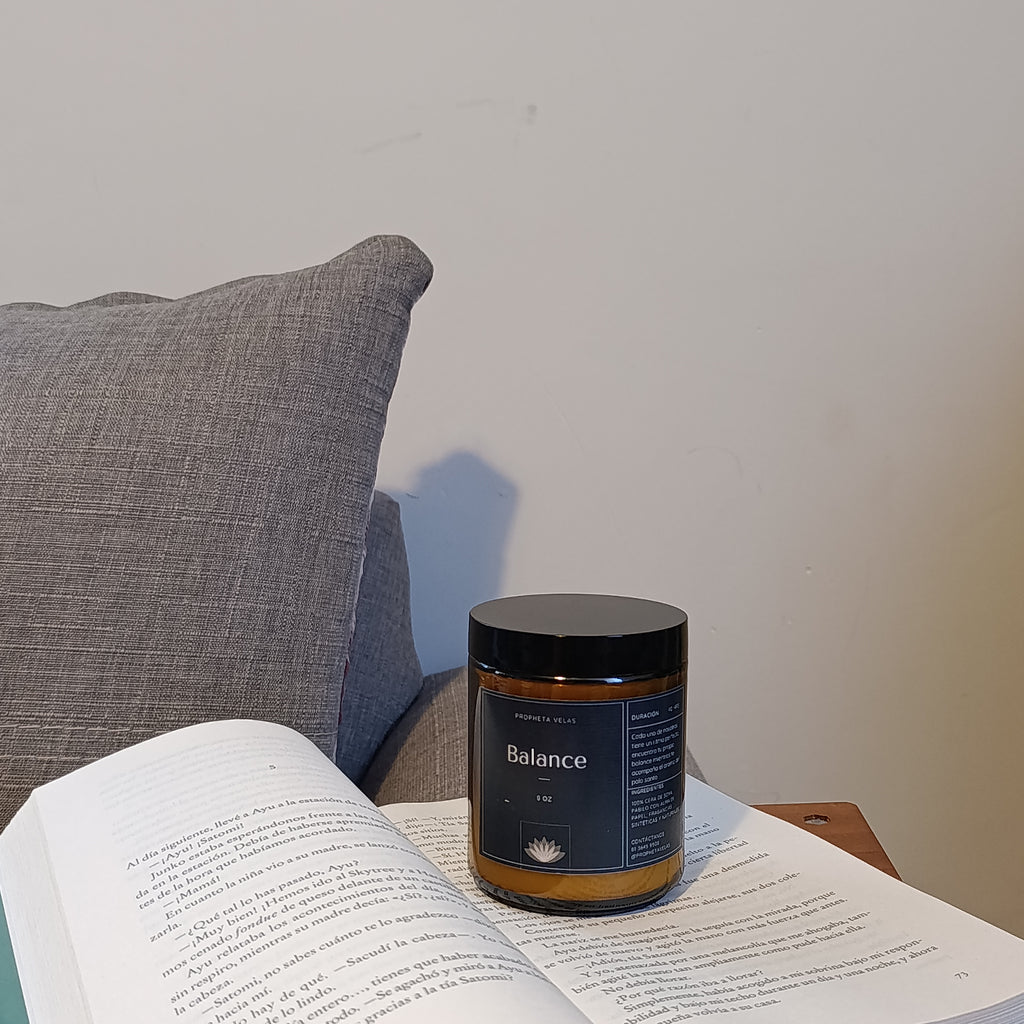 vela aromática en envase minimalista color ámbar excelente para momentos de lectura, libros