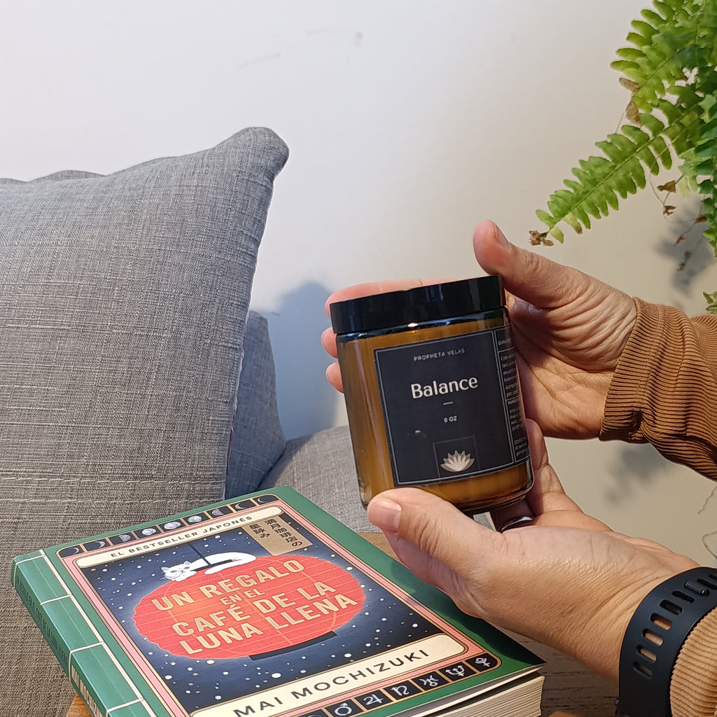 vela aromática llamada balance en envase de vidrio minimalista color ámbar