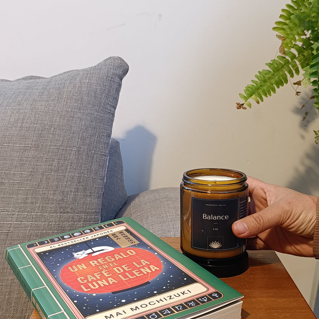 vela aromática en envase ámbar elegante para decorar, minimalista