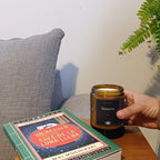 vela aromática en envase ámbar elegante para decorar, minimalista