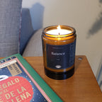 vela aromática balance con notas de palo santo y cedro