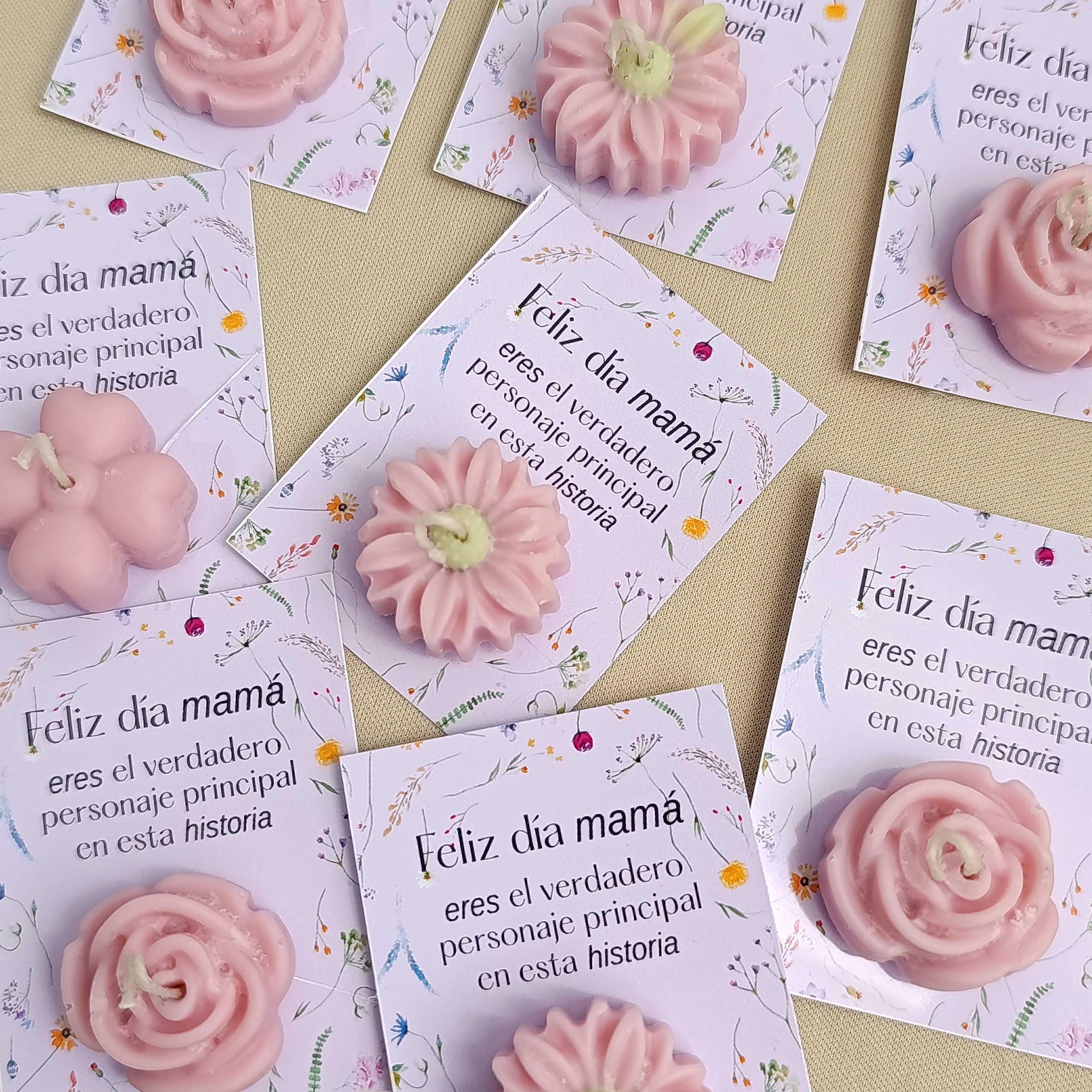 velas decorativas en tarjeta para celebrar a mamá