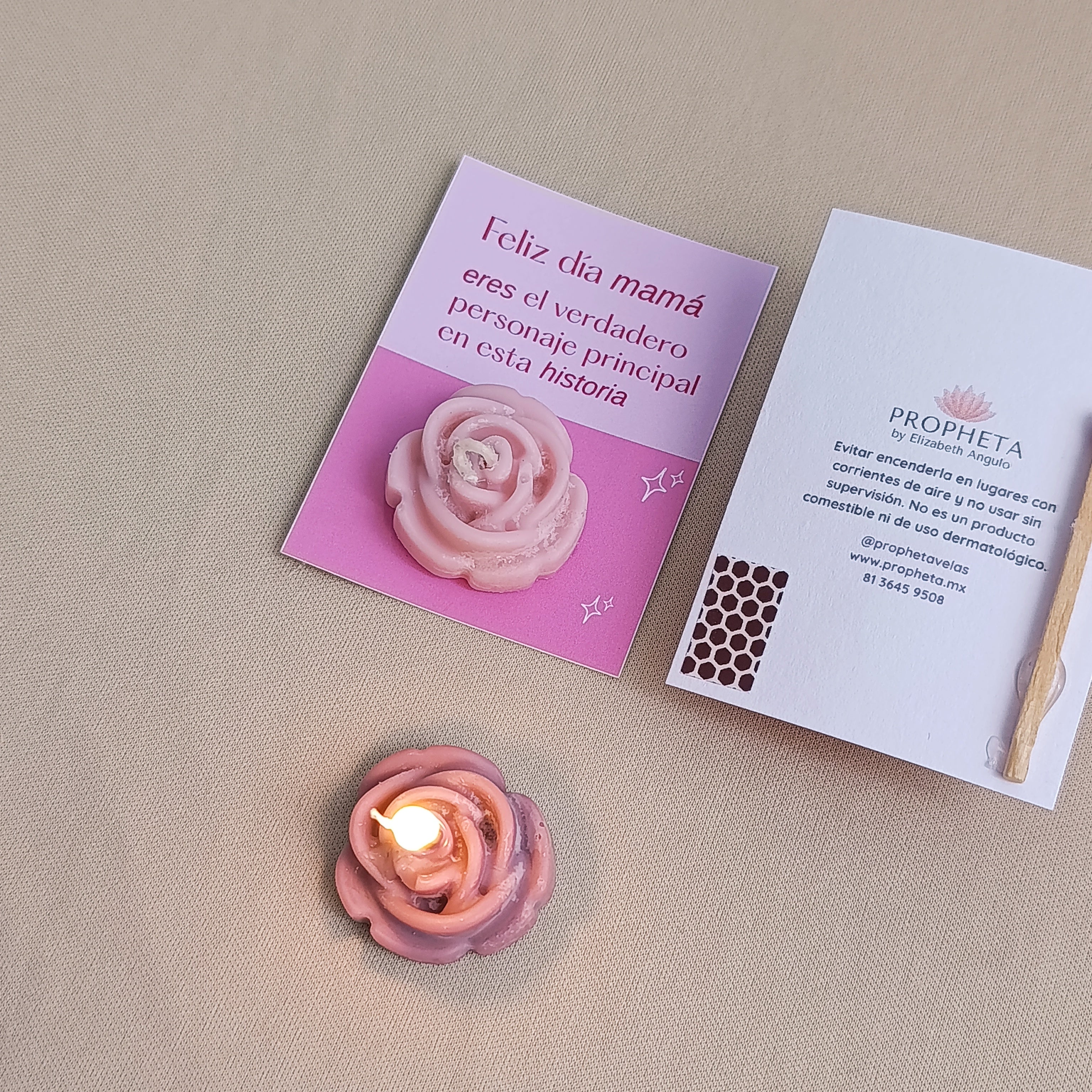 vela en forma de rosa encendida