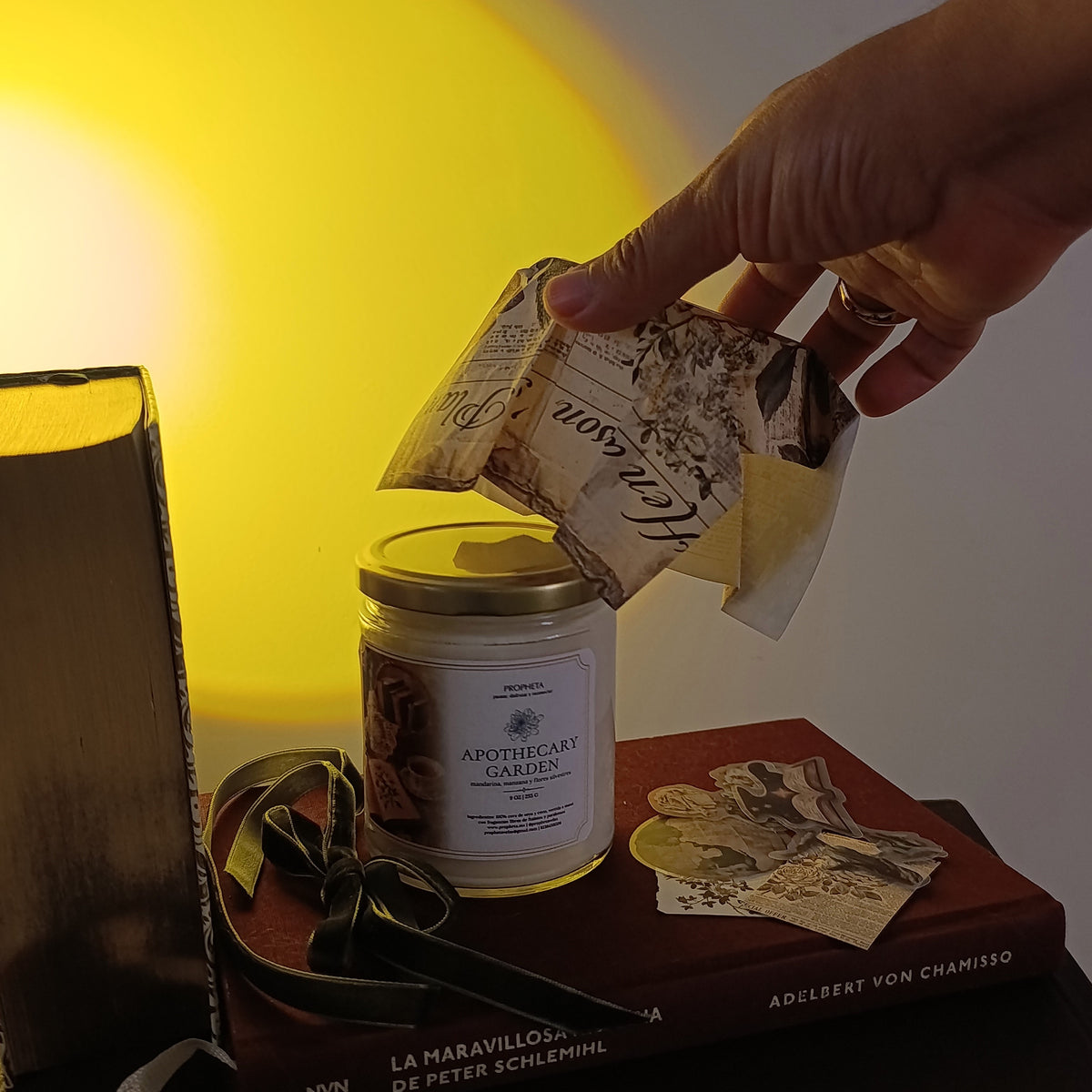 vela aromática para el otoño, stickers otoñales y libros de temporada