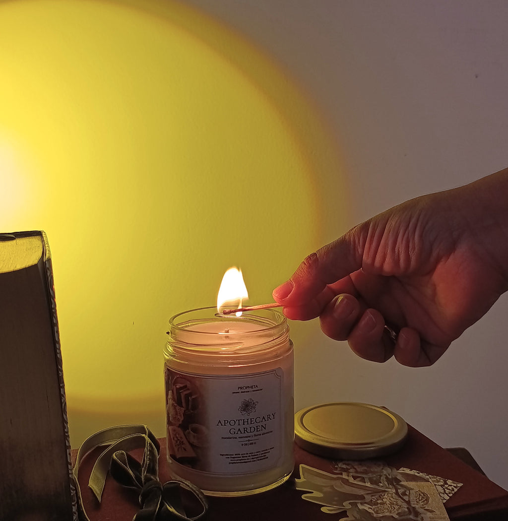 encendiendo una vela aromática para esta colección de otoño, con libros, listón aterciopelado y stickers otoñales