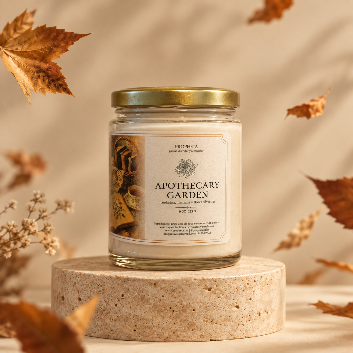 vela aromática apothecary garden con hojas de otoño cayendo y flores blancas
