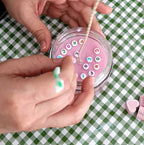 manos creando una vela en el taller propheta mx