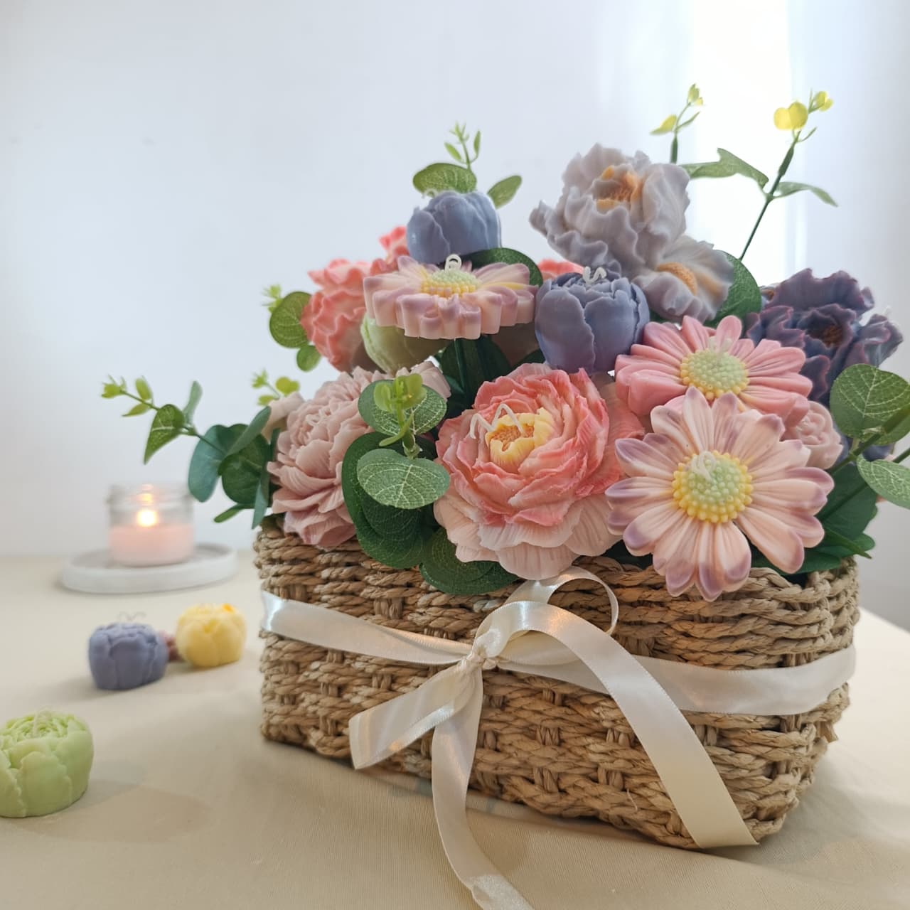canasta con velas florales