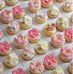 cupcakes decorados con betún en forma de flores