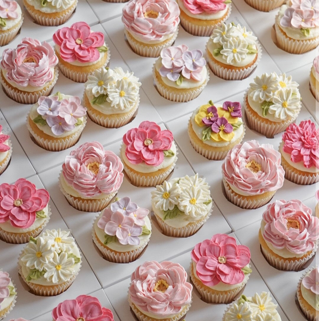 cupcakes decorados con betún en forma de flores