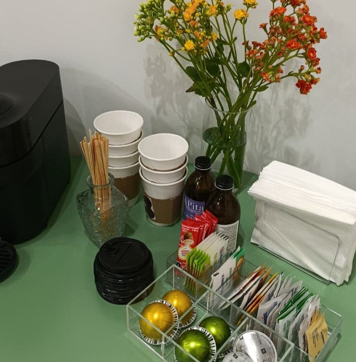 barra de café y té incluido en el taller