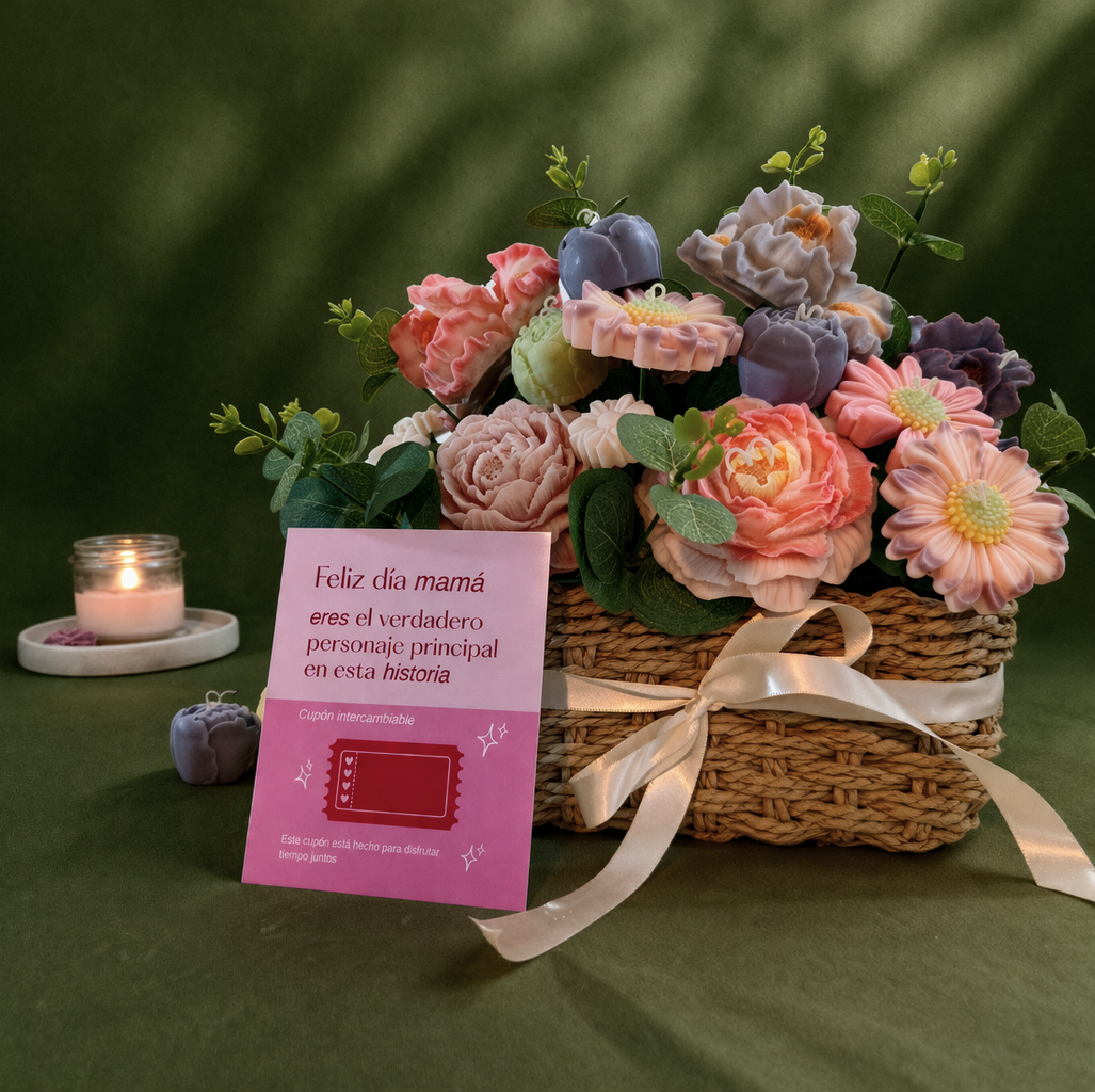 bouquet con velas decorativas en forma de flores con tarjeta de regalo para mamá