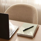 escritorio con laptop, libreta y bolígrafo